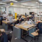 Qué Carrera Puedo Estudiar en la Escuela Industrial Ingeniero Huergo estudiantes-aprendiendo-en-taller-industrial