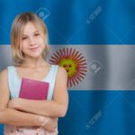 estudiantes-argentinos-felices-con-libros-escolares