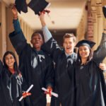 estudiantes-celebrando-graduacion-felices-y-exitosos