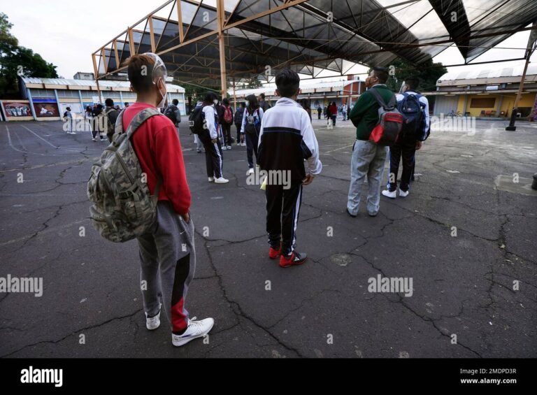 estudiantes con mochilas entrando a escuela argentina