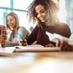 Cuáles Son Los Requisitos Para Cursar El Profesorado De Inglés En La UNLP estudiantes-en-aula-universitaria-con-libros