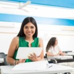 Cuáles Son Los Mejores Cursos Y Carreras Cortas Para Estudiar estudiantes-felices-en-aula-moderna-digital