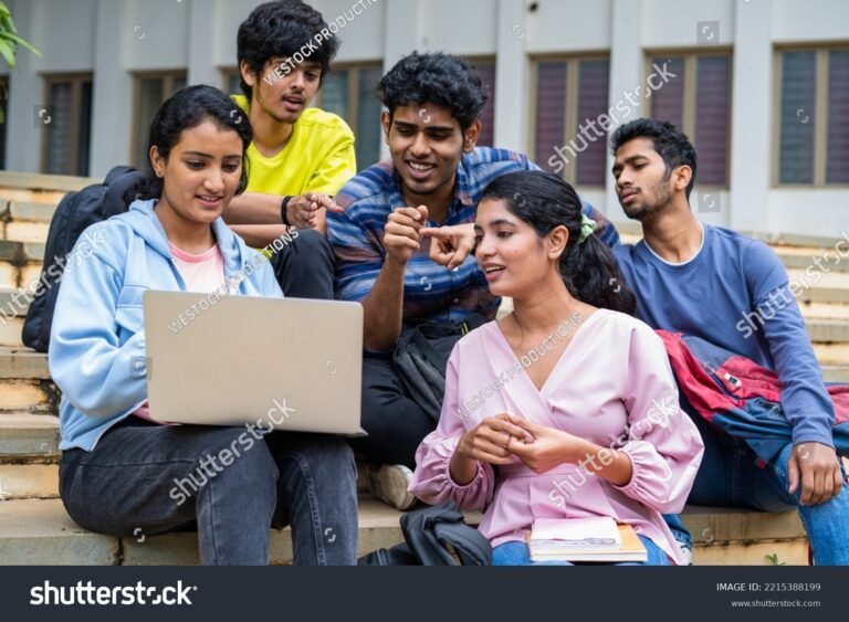 Cuándo Se Publican Los Resultados De La Beca Progresar 29 estudiantes felices revisando resultados en computadora