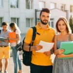 Qué opciones de intercambios estudiantiles para secundarios hay en Argentina estudiantes-sonrientes-con-mochilas-y-libros