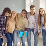 Qué servicios y carreras ofrece la Escuela Secundaria Juan Mantovani estudiantes-sonrientes-en-escuela-secundaria-moderna