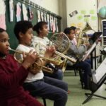 Por qué Elegir La Escuela De Música De Coronel Suárez Para Aprender estudiantes-tocando-instrumentos-en-aula-musical