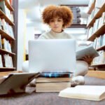 Qué carreras incluyen la Beca Manuel Belgrano y cómo acceder estudiantes-universitarios-con-libros-y-computadoras