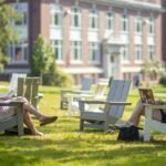 estudiantes-universitarios-en-campus-al-aire-libre