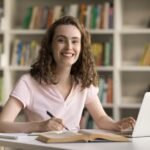 estudiantes-universitarios-felices-con-libros-abiertos