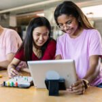 Cómo Acceder Al Aula Virtual De La Escuela De Nutrición UNC estudiantes-usando-computadora-en-aula-moderna