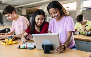 estudiantes usando computadora en aula moderna