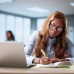 Cómo hacer un campus virtual fácil y rápido para estudiar en línea estudiantes-usando-laptops-en-aula-virtual