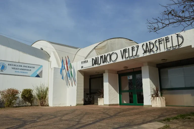 fachada edificio colegio dalmacio velez sarsfield