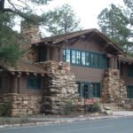 fachada-rustica-de-hosteria-en-montana