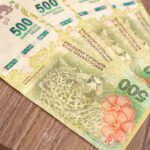 Cuál es el objeto del impuesto al valor agregado en Argentina factura-y-moneda-argentina-en-escritorio