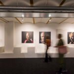 Qué papel cumplen los espacios en el arte y su composición visual galeria-de-arte-con-obras-colgadas