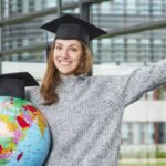 graduados-internacionales-con-diplomas-y-globos-terraqueos