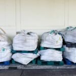 Dónde comprar envases de plástico por mayor al mejor precio grandes-envases-de-plastico-apilados-pallets