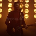 De qué trata la película I Can Only Imagine y dónde verla hombre-cantando-con-guitarra-en-escenario-iluminado