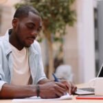 Cómo Inscribirse en Becas Progresar para Estudiar Idiomas joven-estudiando-con-laptop-y-cuadernos