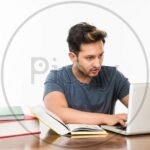 Se Puede Estudiar Carreras Universitarias Sin Terminar El Secundario joven-estudiando-con-libros-y-laptop