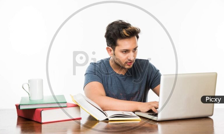 Se Puede Estudiar Carreras Universitarias Sin Terminar El Secundario 45 joven estudiando con libros y laptop