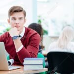 Qué historia cuenta la película El Indomable Will Hunting joven-pensativo-en-un-aula-universitaria