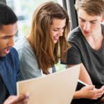 Cómo puedo inscribirme a las Becas Progresar en Argentina jovenes-argentinos-llenando-formulario-de-becas