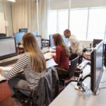 Cuándo son las fechas para postularse a las becas Manuel Belgrano jovenes-estudiando-con-computadoras-y-libros