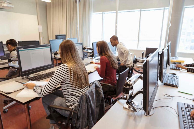 Cuándo son las fechas para postularse a las becas Manuel Belgrano 29 jovenes estudiando con computadoras y libros