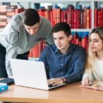 Hasta Qué Edad Se Puede Usar El Progresar Para Estudiar jovenes-estudiando-con-libros-y-computadora