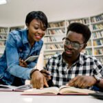 Cómo Puedo Terminar El Secundario Rápido Y Fácil En Argentina jovenes-estudiando-con-libros-y-laptops