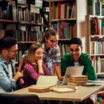 Cómo pueden los estudiantes en Argentina obtener Adobe con descuento jovenes-estudiantes-usando-laptop-en-biblioteca