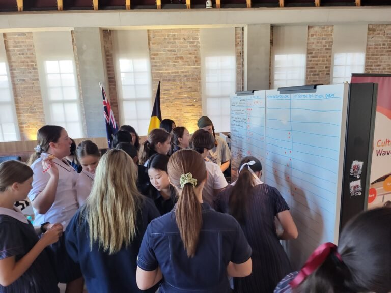 jovenes inscribiendose en programa cultural alegremente