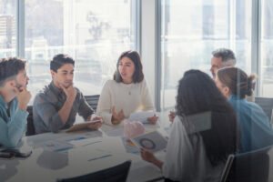 jovenes profesionales argentinos en reunion negocio internacional