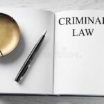 Cuáles Son Los Temas Clave De La Guía De Estudio Penal Parte Especial libro-abierto-con-balanza-y-codigos-penales