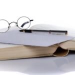 Qué temas clave aborda Bauman en Pensando Sociológicamente libro-abierto-con-pluma-y-gafas