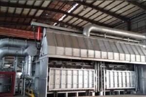 lingotes de aluminio fundiendose en horno industrial