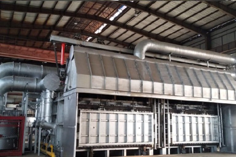 lingotes de aluminio fundiendose en horno industrial