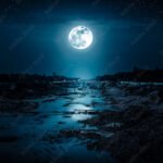 luna-llena-brillante-sobre-paisaje-nocturno