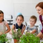 maestra-jardinera-ensenando-a-ninos-felices