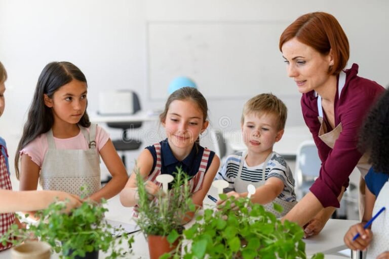 maestra jardinera ensenando a ninos felices