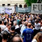 maestros-argentinos-protestando-en-manifestacion-publica