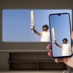 Cómo conectar mi celular al TV fácilmente y sin complicaciones mano-conectando-celular-a-television-moderna