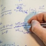 Cómo se calcula el valor de X en ecuaciones paso a paso mano-resolviendo-ecuaciones-matematicas-en-papel