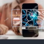 Cómo usar Google Search By Image para buscar con una foto en Argentina mano-sosteniendo-smartphone-con-busqueda-visual