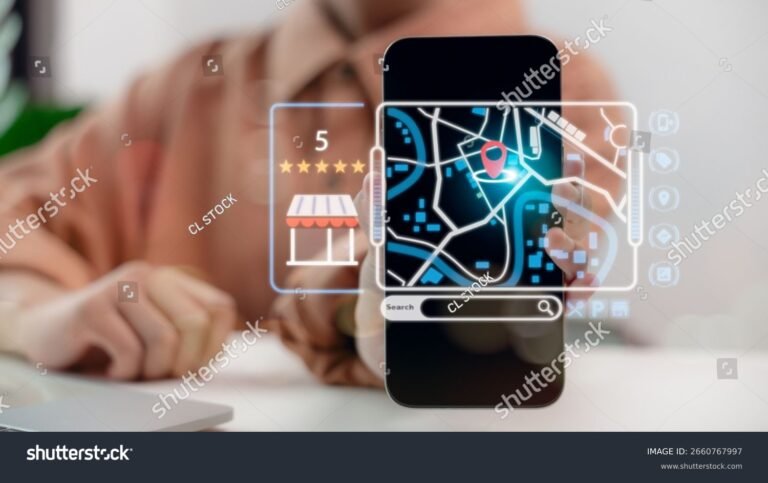 Cómo usar Google Search By Image para buscar con una foto en Argentina 21 mano sosteniendo smartphone con busqueda visual