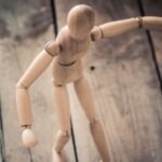 Cómo Se Hace Un Stop Motion Paso A Paso Para Principiantes manos-colocando-figuras-para-animacion-stop-motion