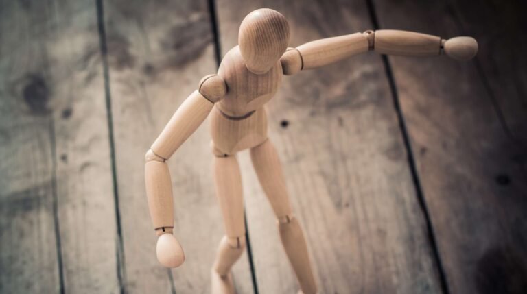 Cómo Se Hace Un Stop Motion Paso A Paso Para Principiantes 19 manos colocando figuras para animacion stop motion