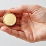 manos-entregando-una-moneda-brillante